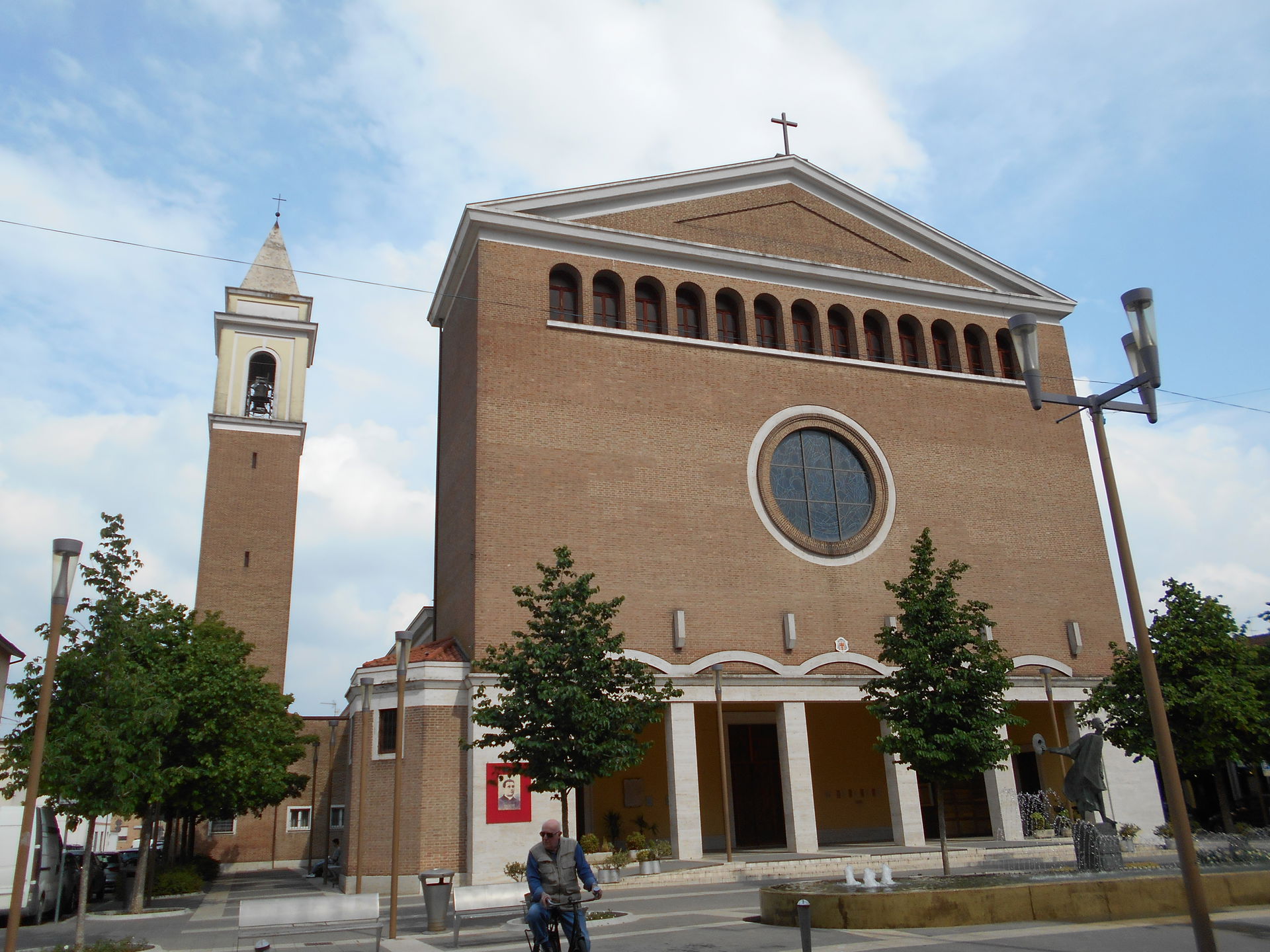 Duomo di San Nicolò con le spoglie di Don Giovanni Minzoni, Arg…