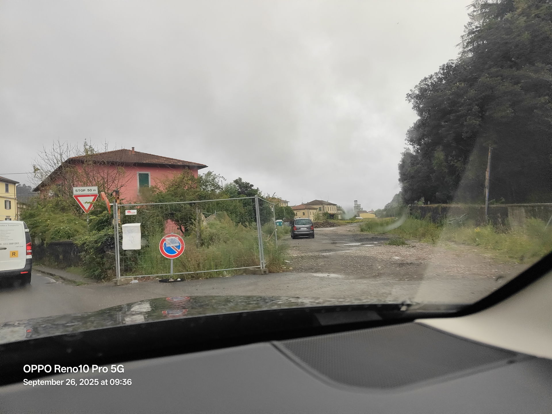 in lontananza, dal centro della foto un po' a destra, si vede l…