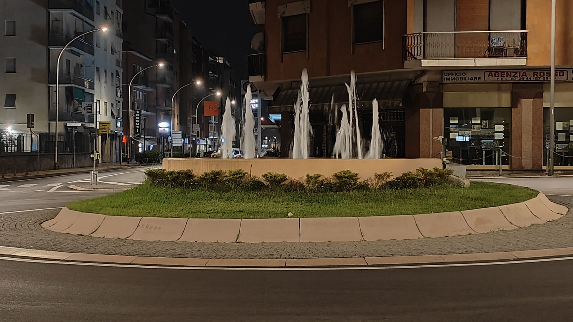 Piazza San Francesco, via dei Gazzi, rotonda con gioco d'acqua