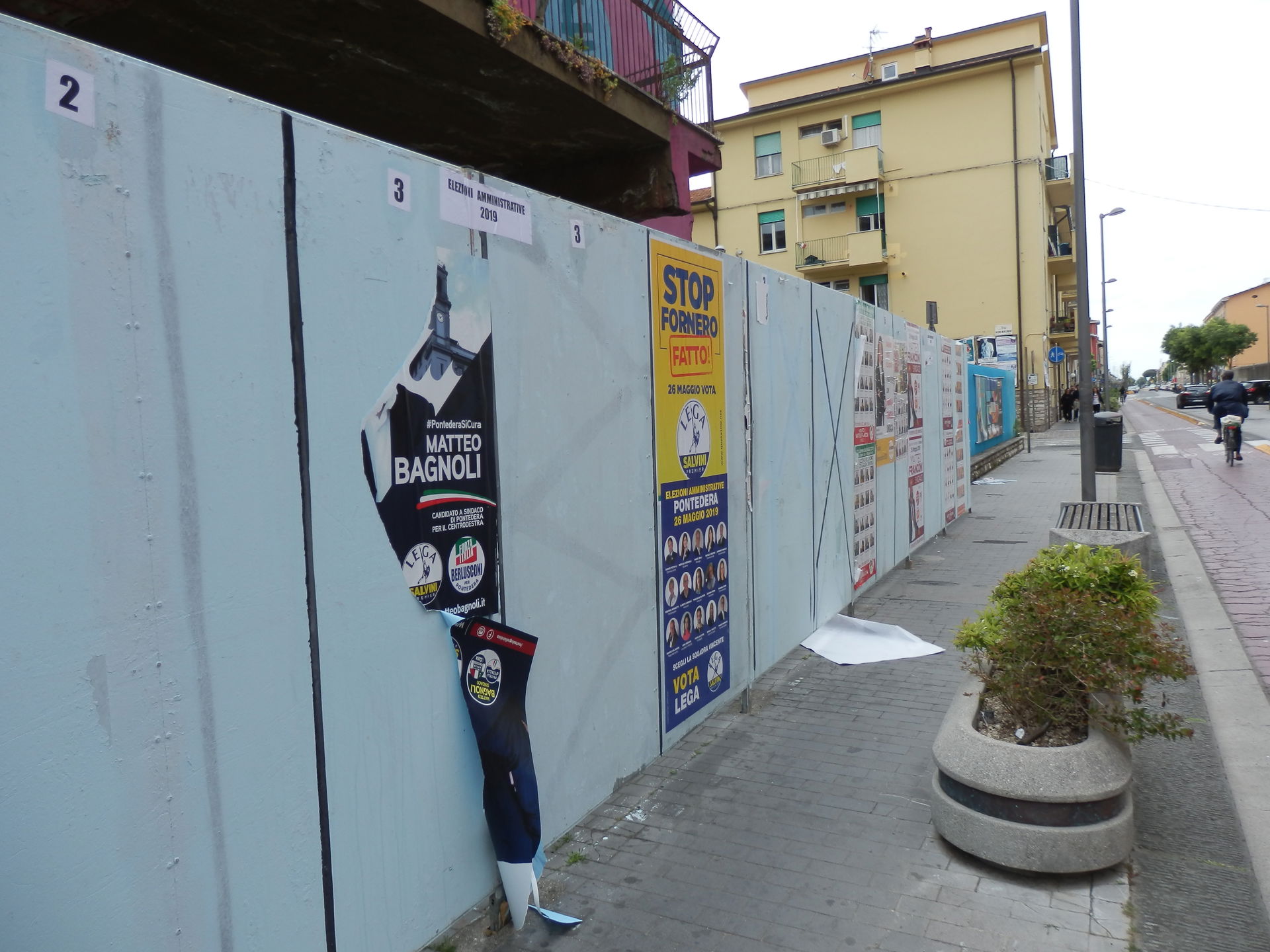 Tre manifesti elettorali del candidato sindaco di Pontedera per…