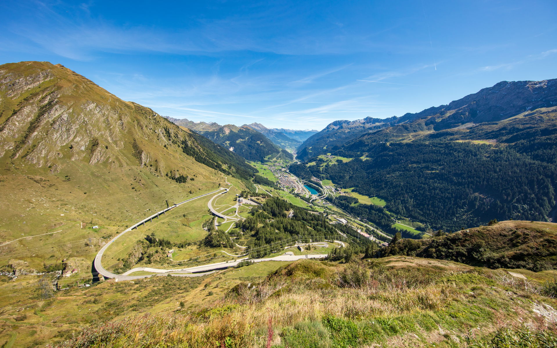 Valle Leventina (Tessin) vom oberen Ende mit Airolo in der Bild…