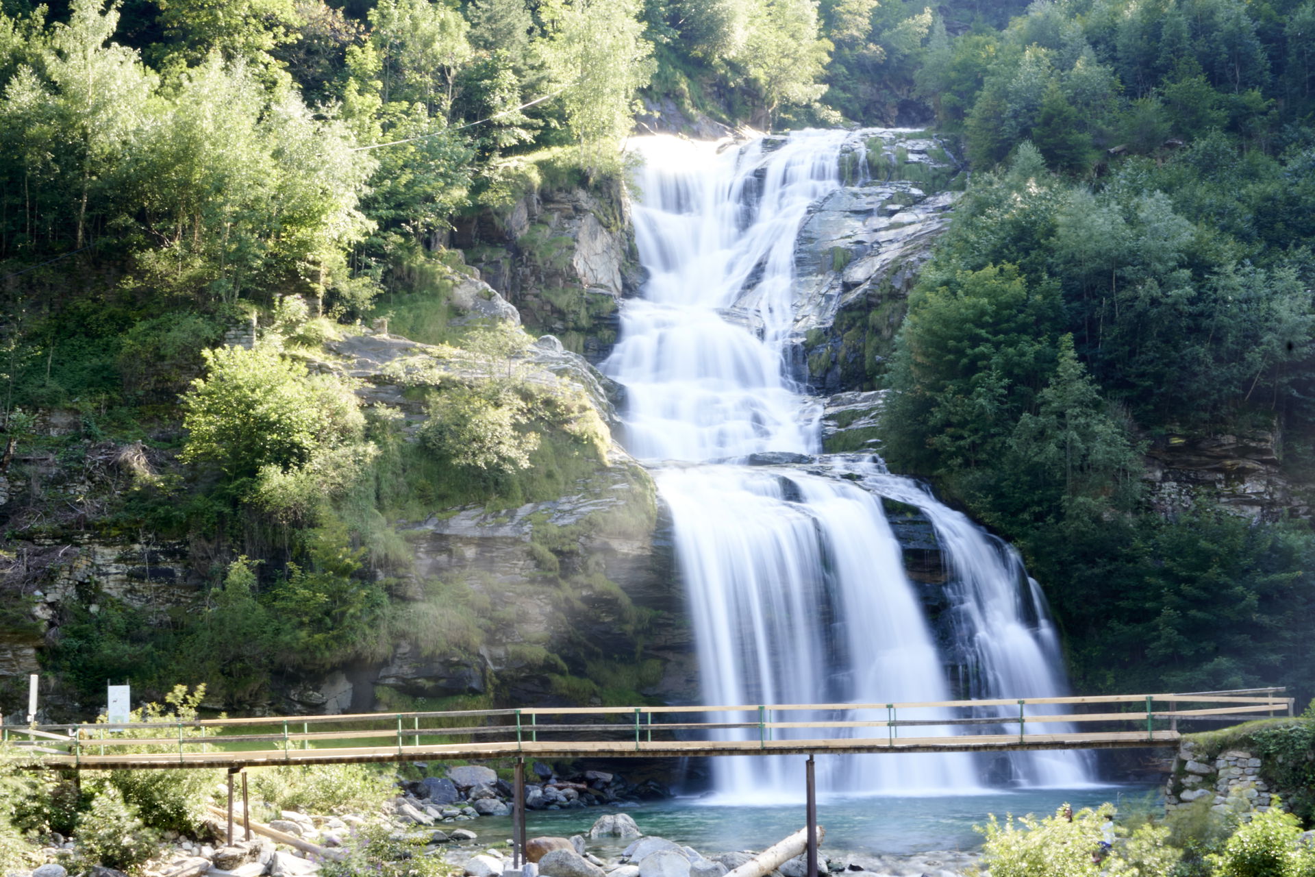 Mündung des Flusses Piumogna in Faido als Wasserfall.