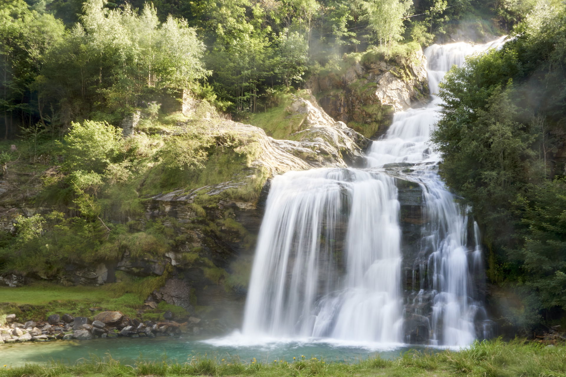 Mündung des Flusses Piumogna in Faido als Wasserfall.