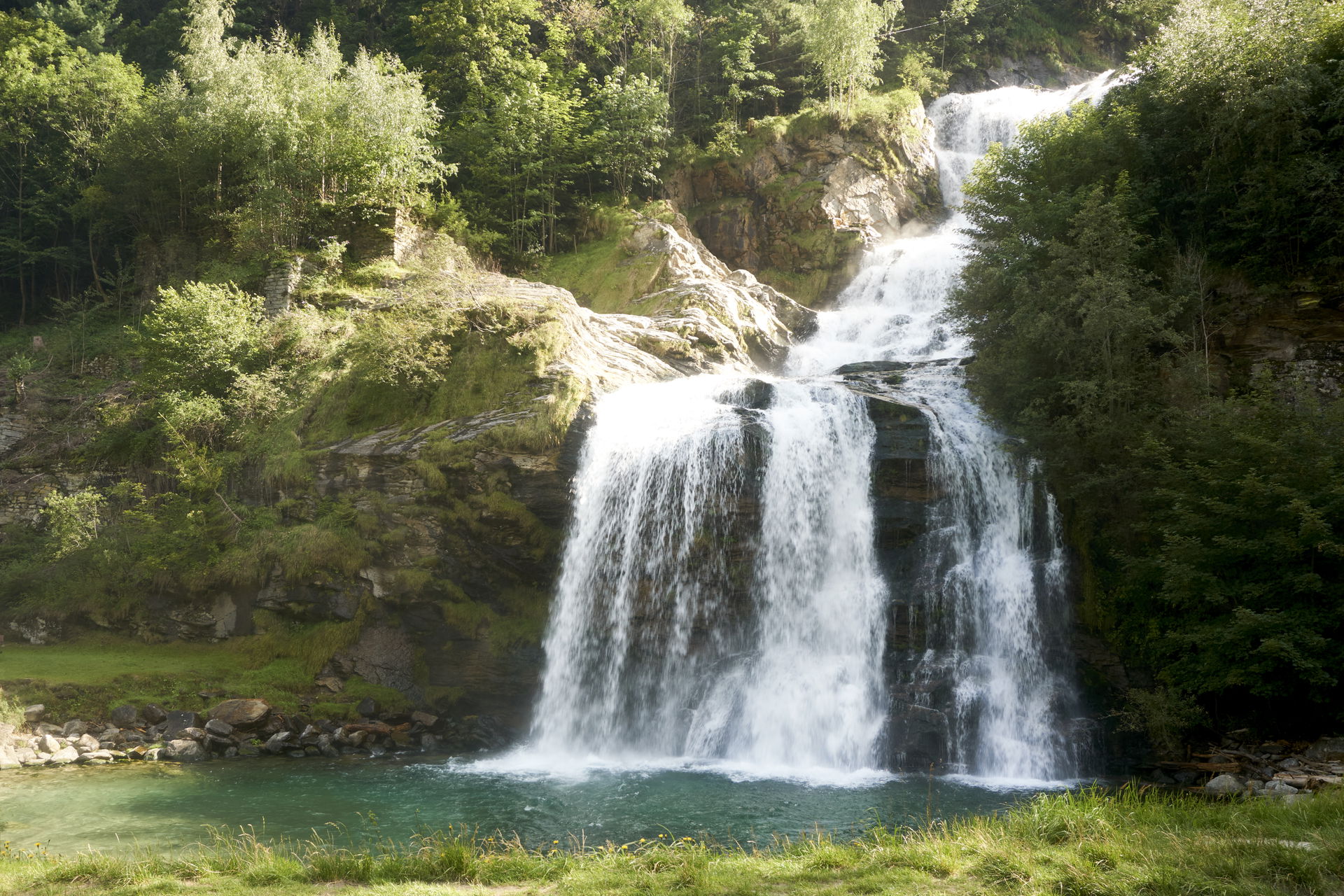 Mündung des Flusses Piumogna in Faido als Wasserfall.