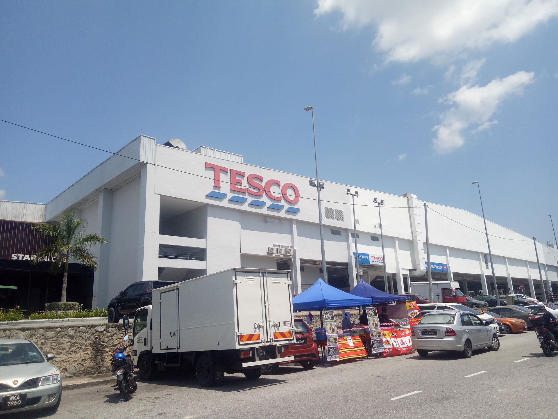 Salah satu sudut pandangan Tesco Semenyih.