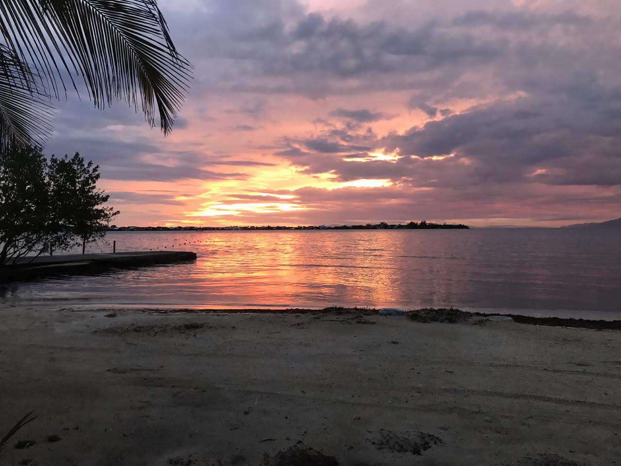 Vista del amanecer en la playa de Utila, Honduras