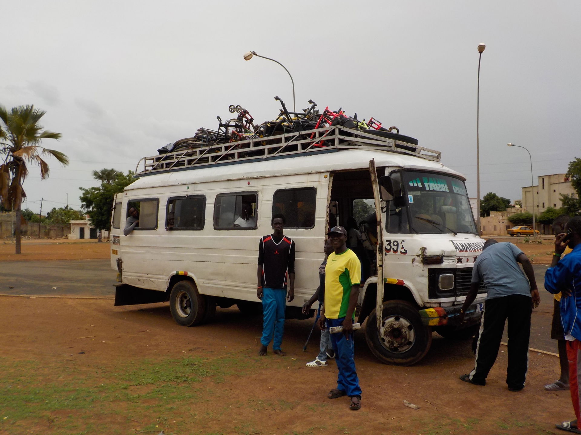 Equipe de handibasket de Bignona (Sénégal) en déplacement à Thi…