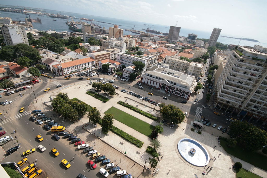 La place de l'Indépendance à Dakar (Sénégal). En arrière-plan l…