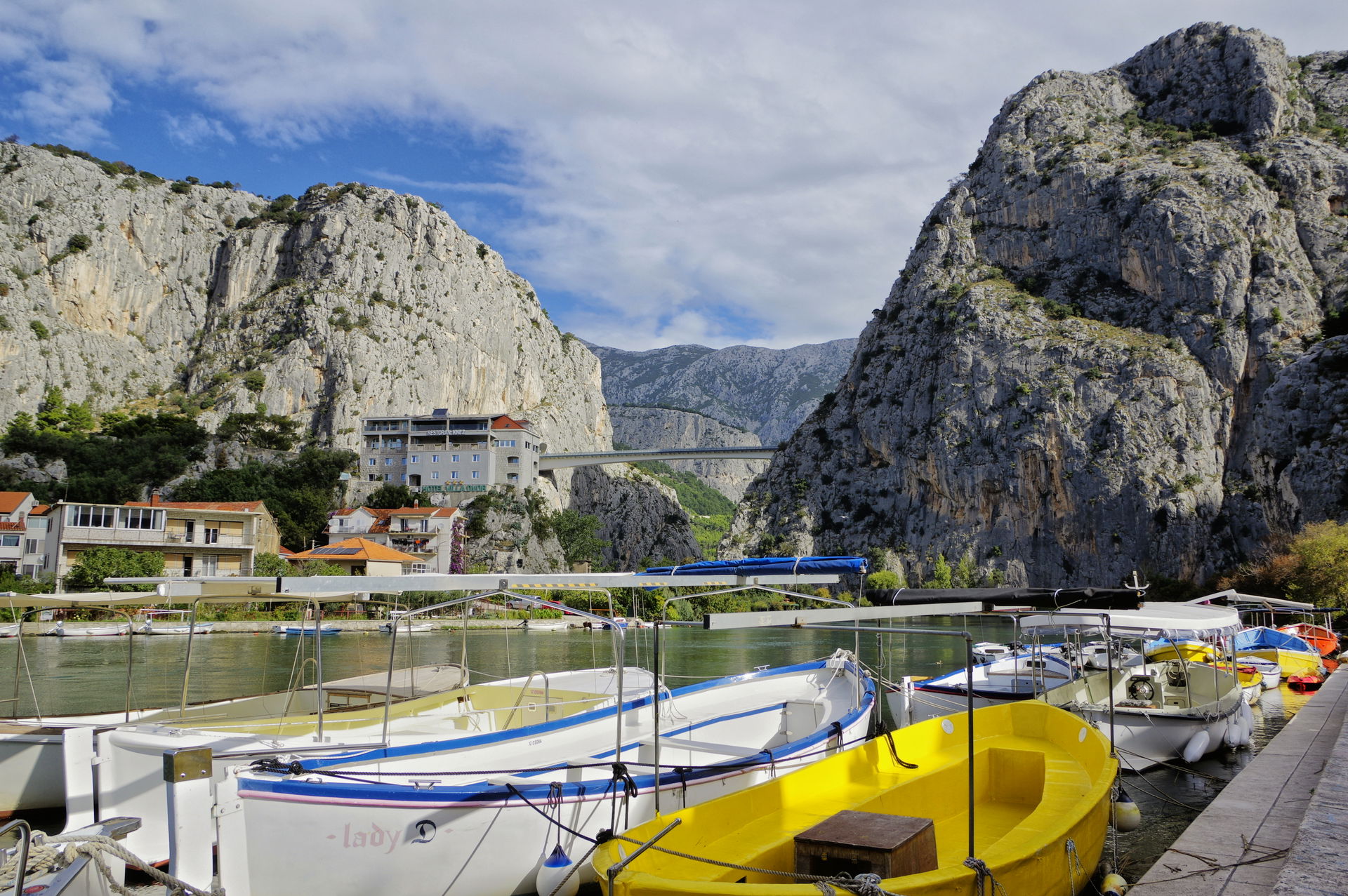 Croatia, Omiš on the banks of the river Cetina with motorway br…