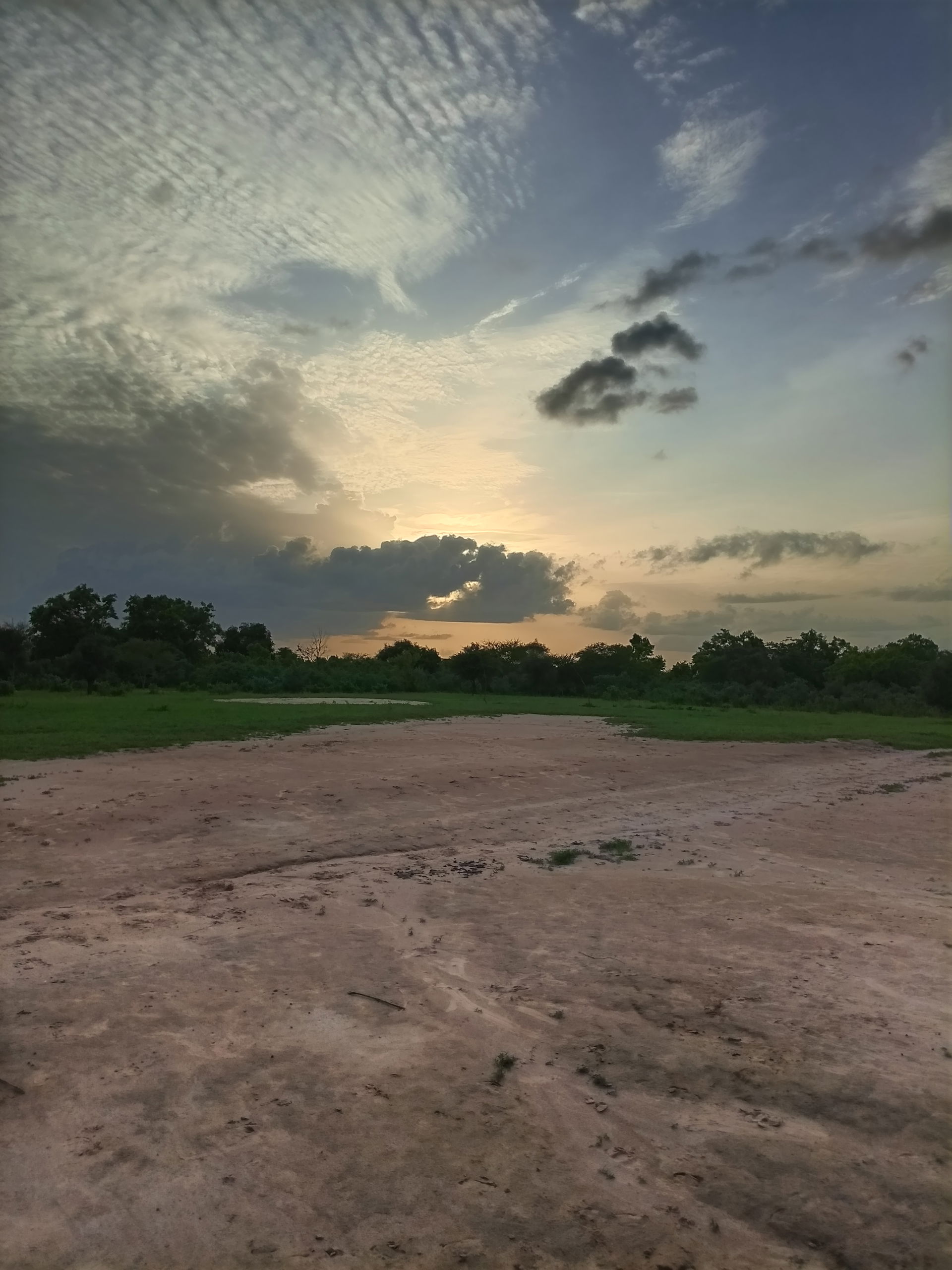 Une prise de coucher de soleil sur la prairie, juste avant que …