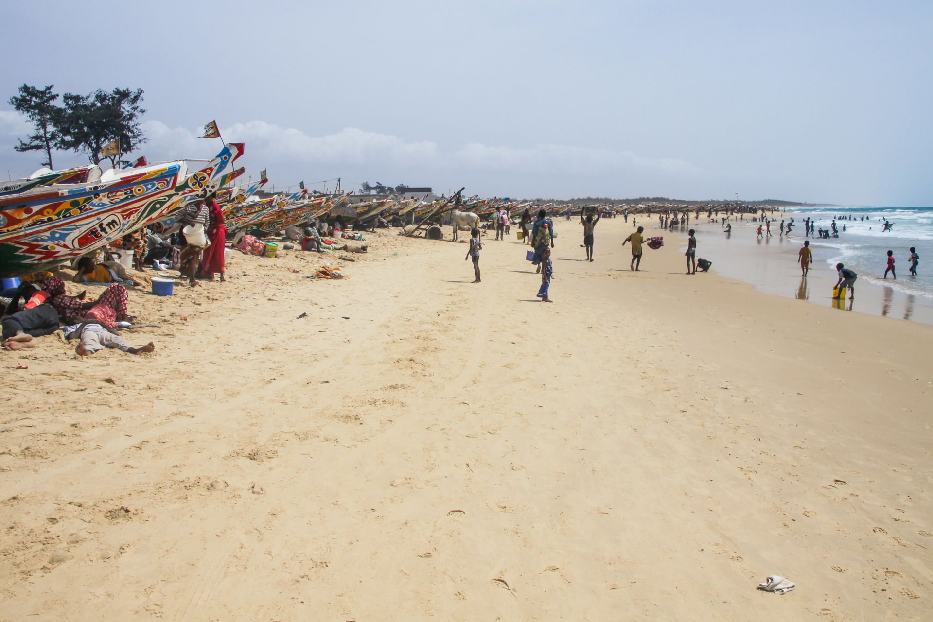 Strand mit Fischerbooten in Kayar, Senegal