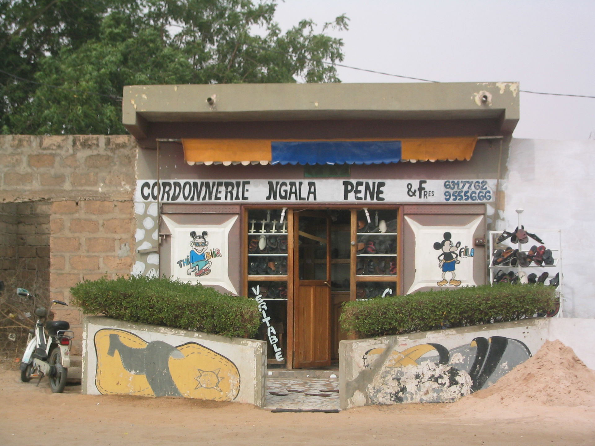 Petite cordonnerie à Meckhe (Sénégal)
