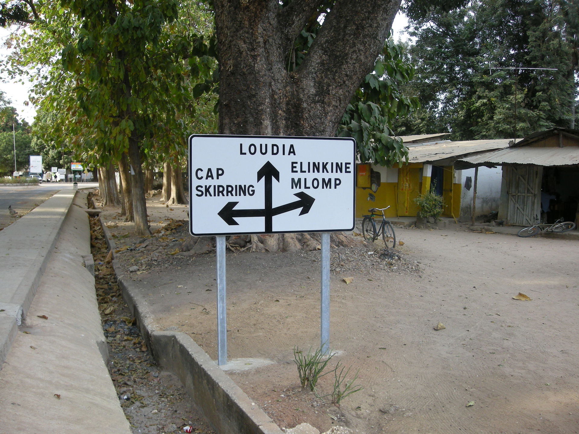 Signalisation routière à Oussouye (Casamance, Sénégal), en vena…