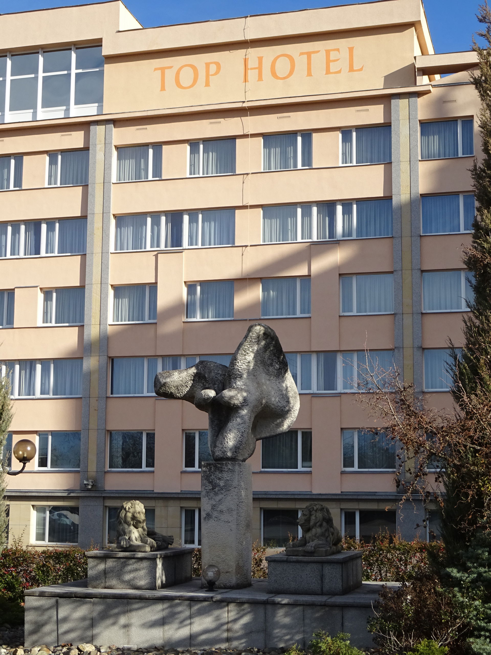 Plastika Holubice autorky Marie Učíkové z roku 1979, před Top H…