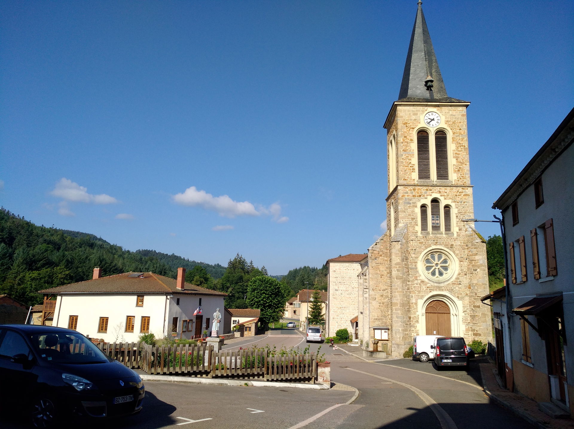 Vue du centre du village de Juré, avec l'église Saint-Barthélém…