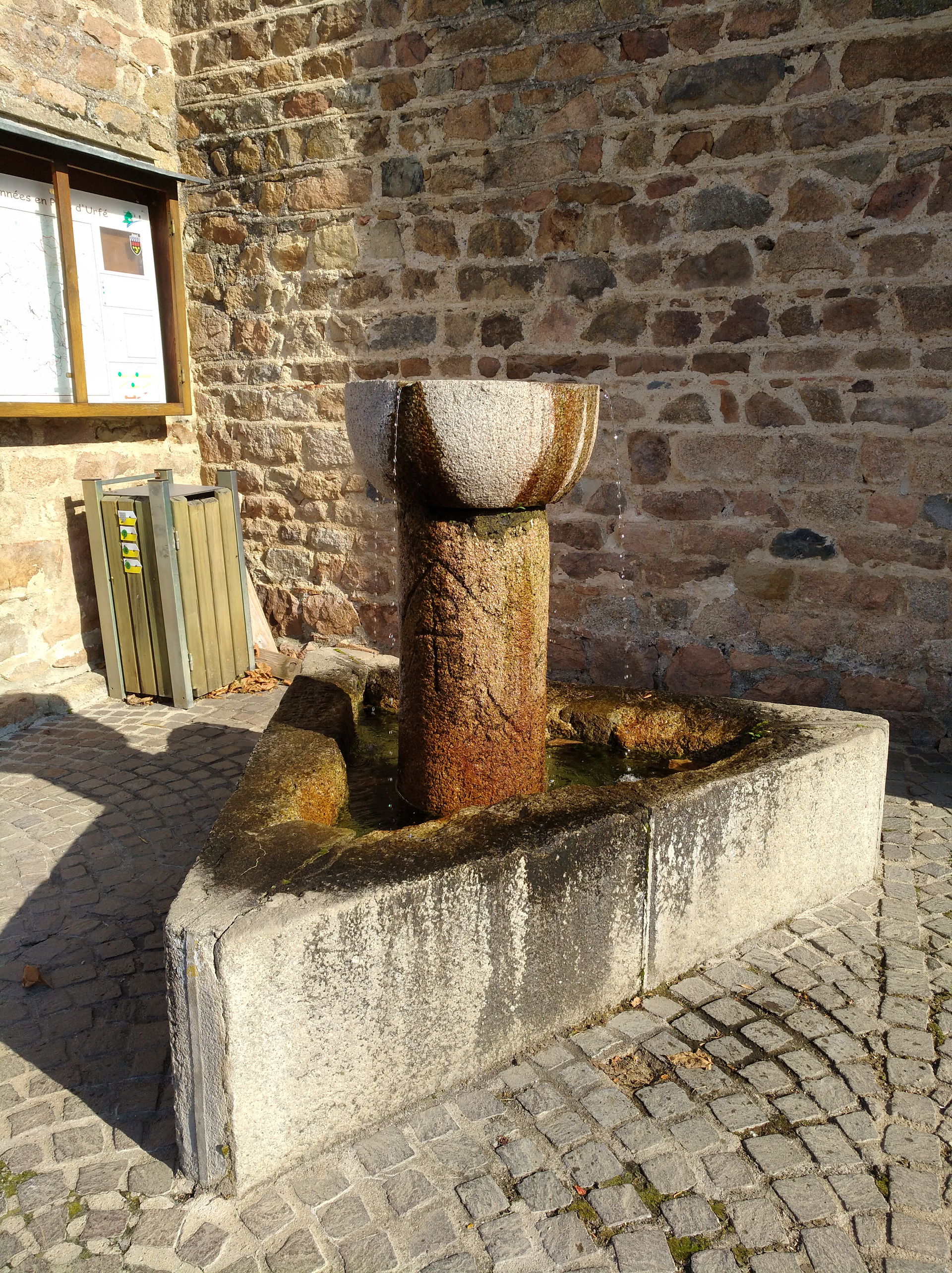 Fontaine devant l'église de Juré, dans le département de la Loi…