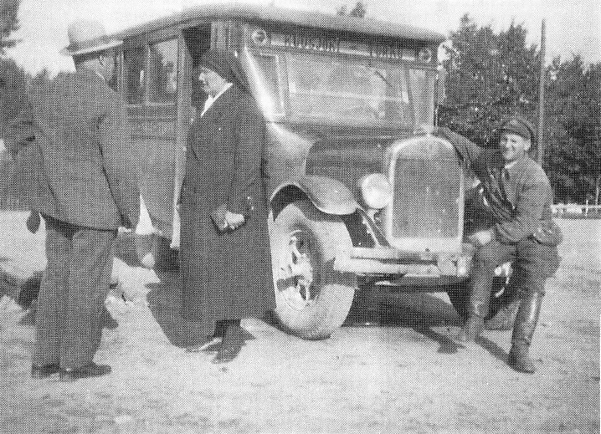 Reo bus and Jooseppi Vainio in year 1932