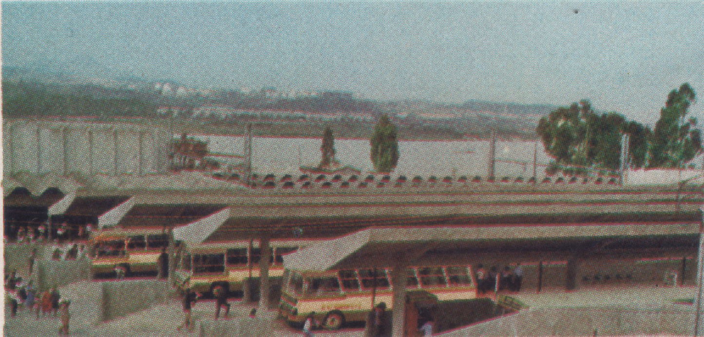 Vista do "então" recém construído terminal de ônibus de Carapic…