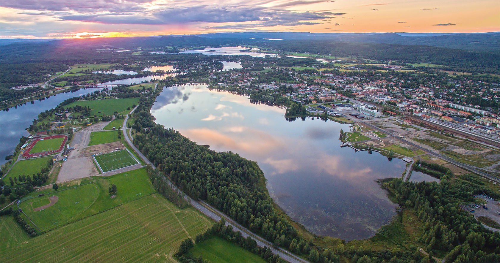 Översikt över Ljusdal och Kyrksjön. Riksväg 84 går utmed sjöns …