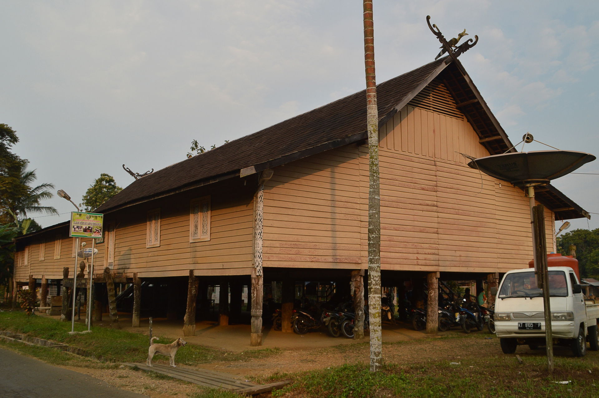 Luuq Melapeh, sebuah lamin adat yang berlokasi di kampung Lingg…