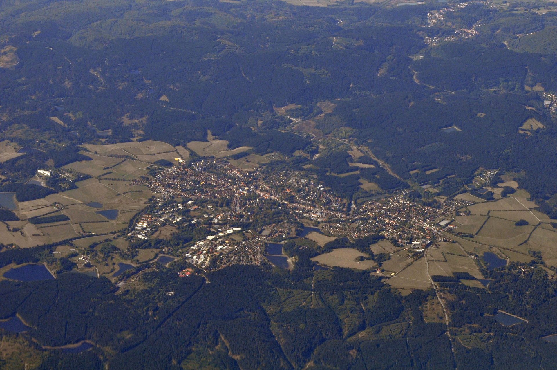 Clausthal-Zellerfeld, Luftaufnahme aus einem Linienflugzeug. Fo…