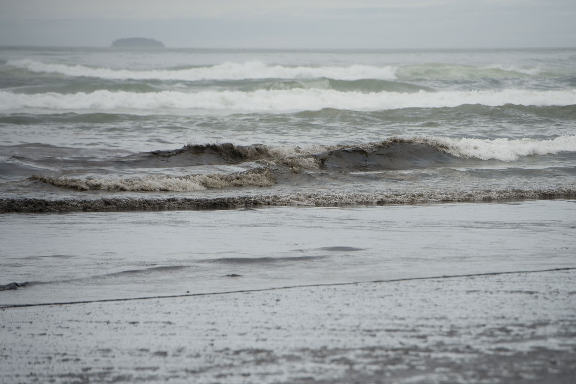 Army soldiers cleaning Papamoa Beach after oil from the grounde…