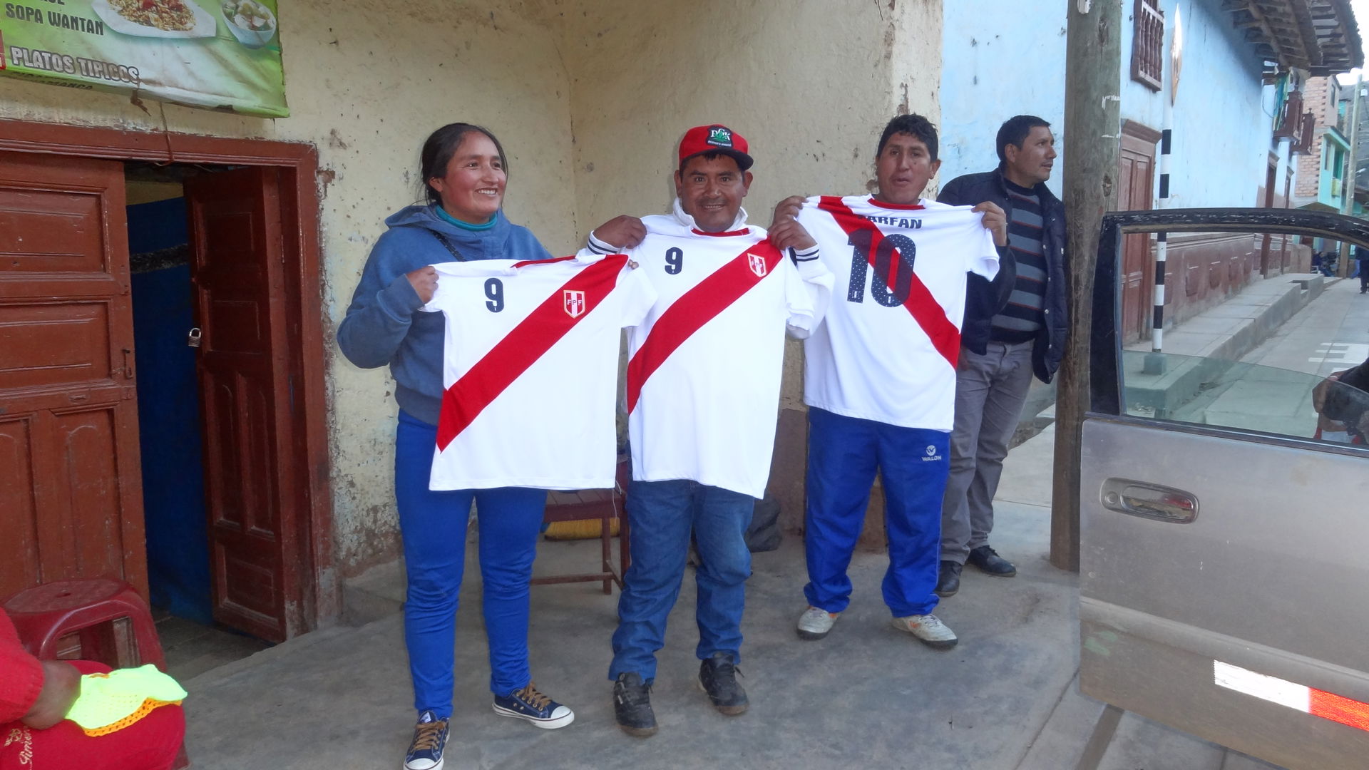 Hinchas de Singa con sus camisetas para el partido Perú vs Fran…