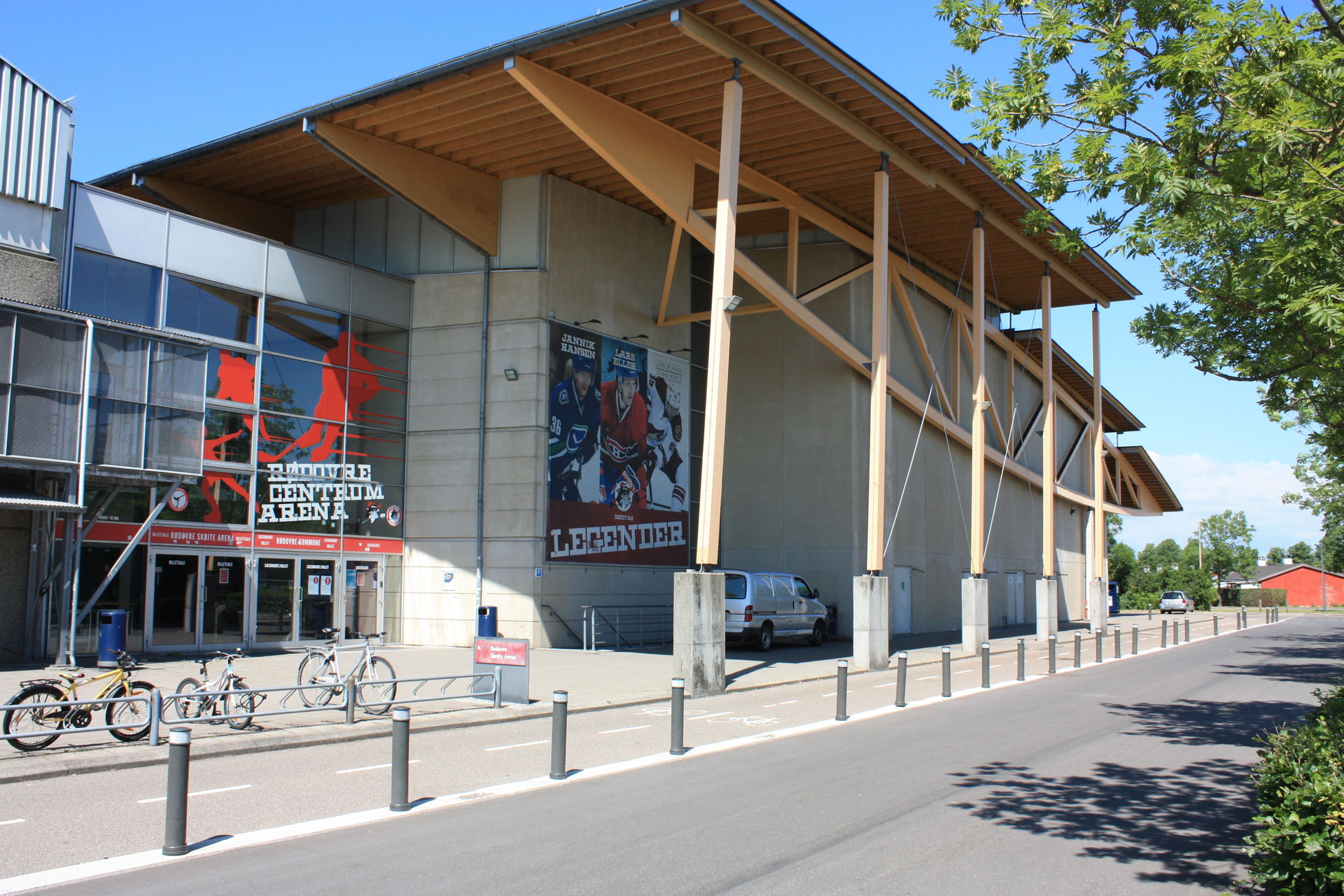 Hovedindgangen til Rødovre Skøjte Arena, hjemmebane for ishocke…