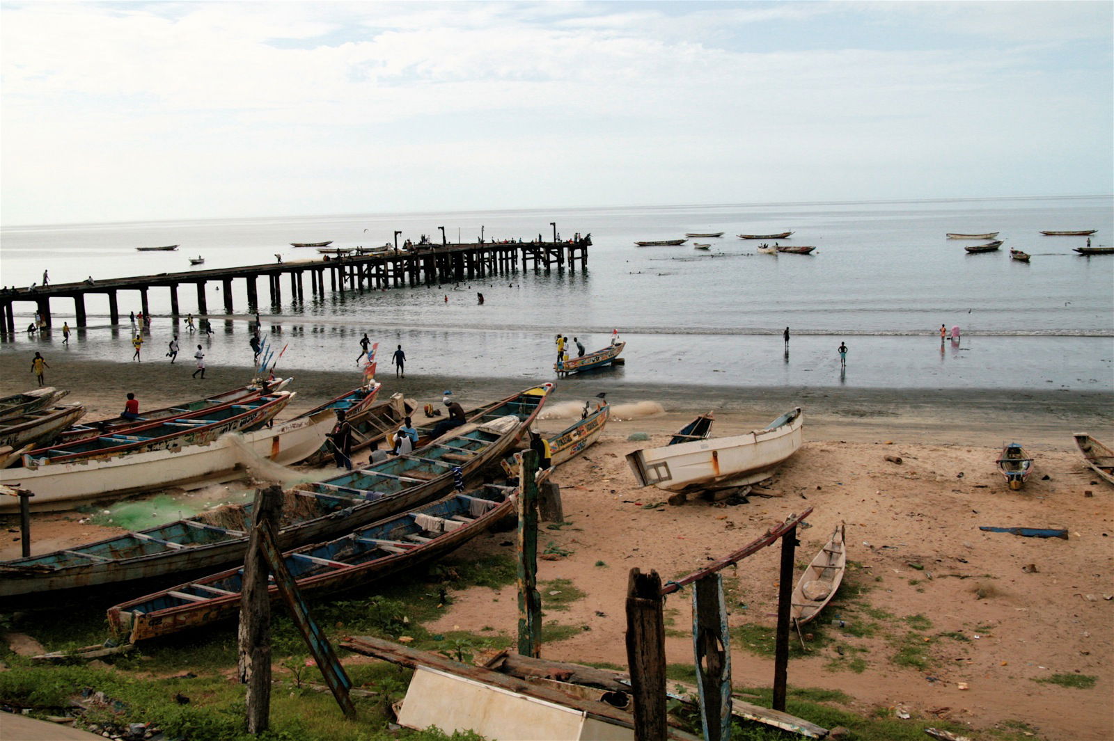 Pirogues à Bakau (Gambie)