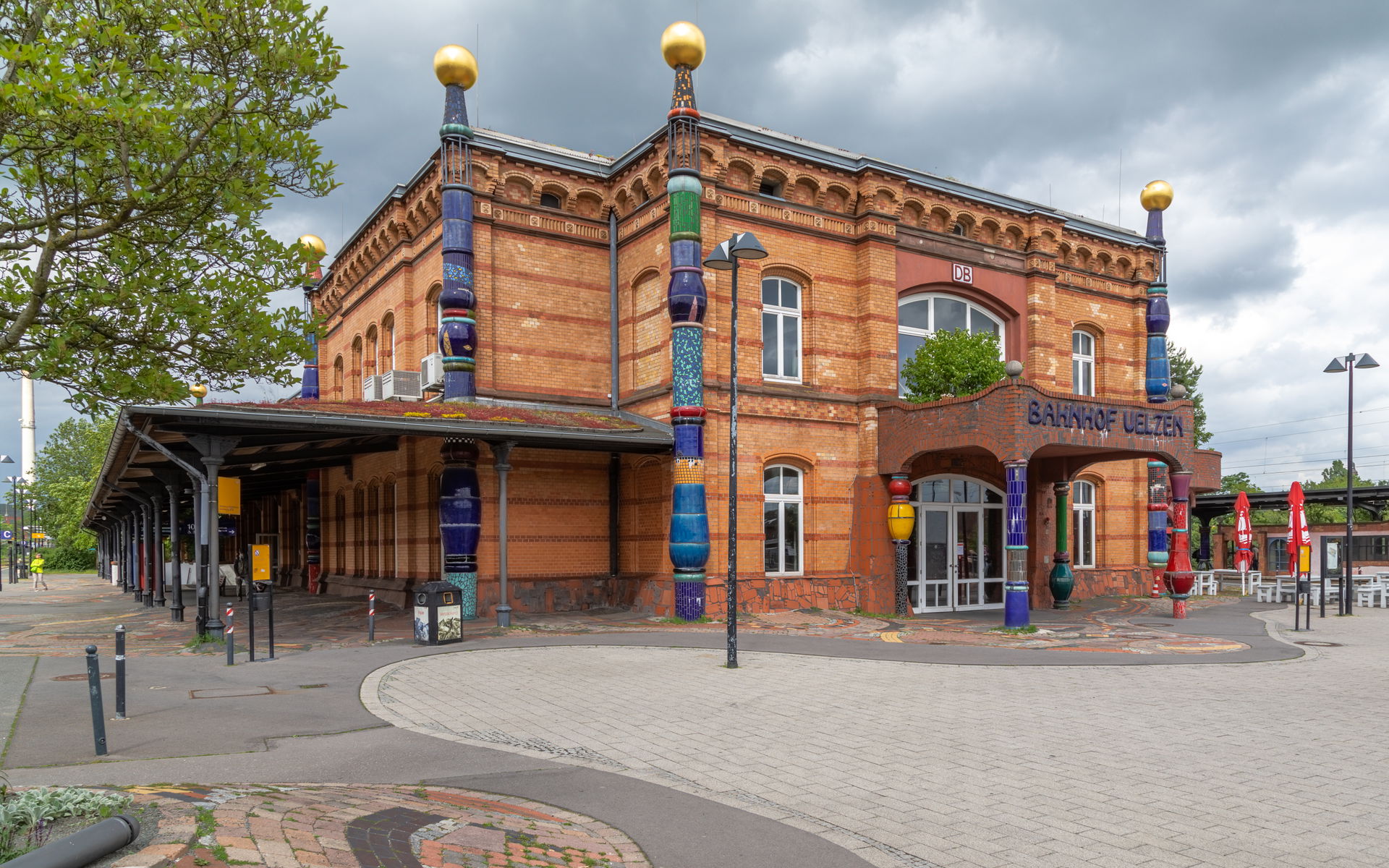 The railway station in Uelzen redesigned by Friedensreich Hunde…