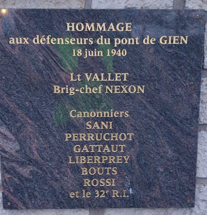 Plaque commémorative aux défenseurs du pont de Gien le 18 juin …