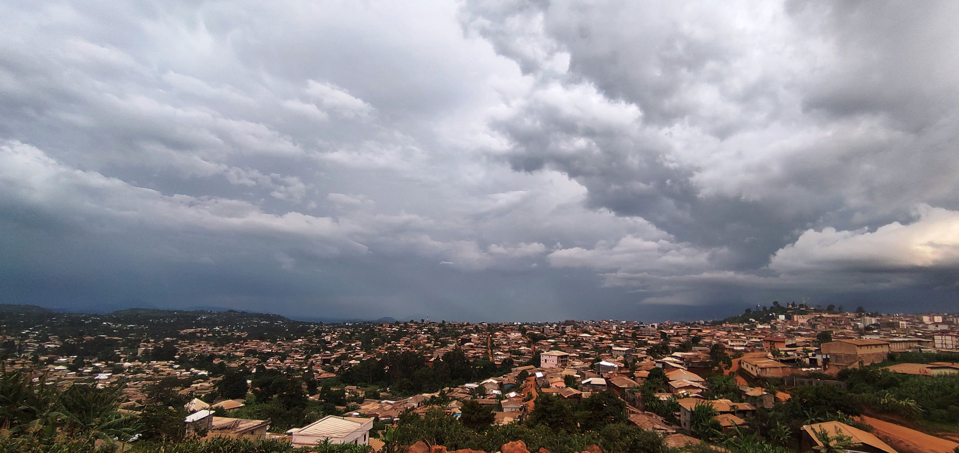Vue aérienne de la ville de Bafoussam depuis le toit de l'hôtel…