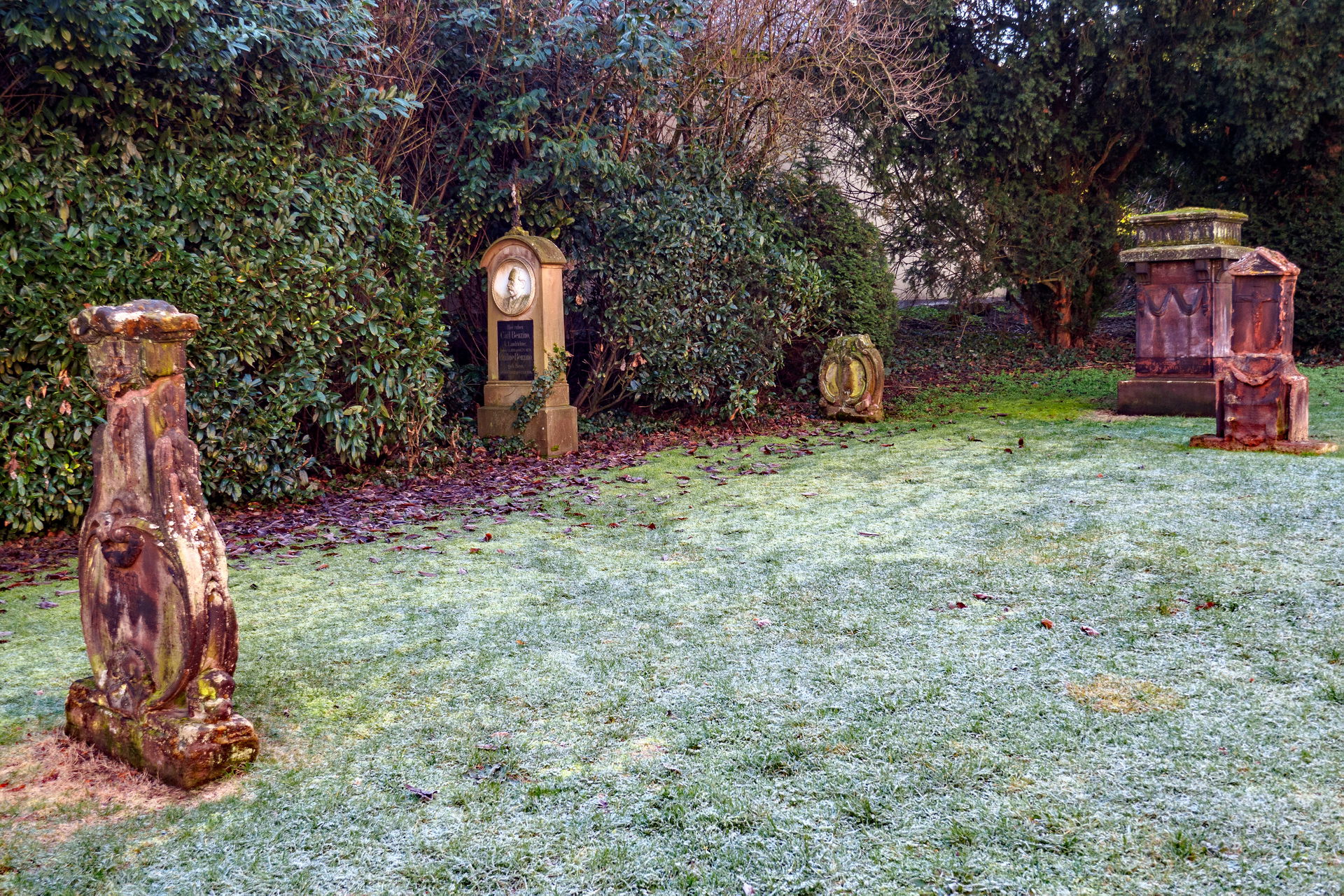 Grabsteine des 18. und 19. Jahrhunderts auf dem alten Friedhof …