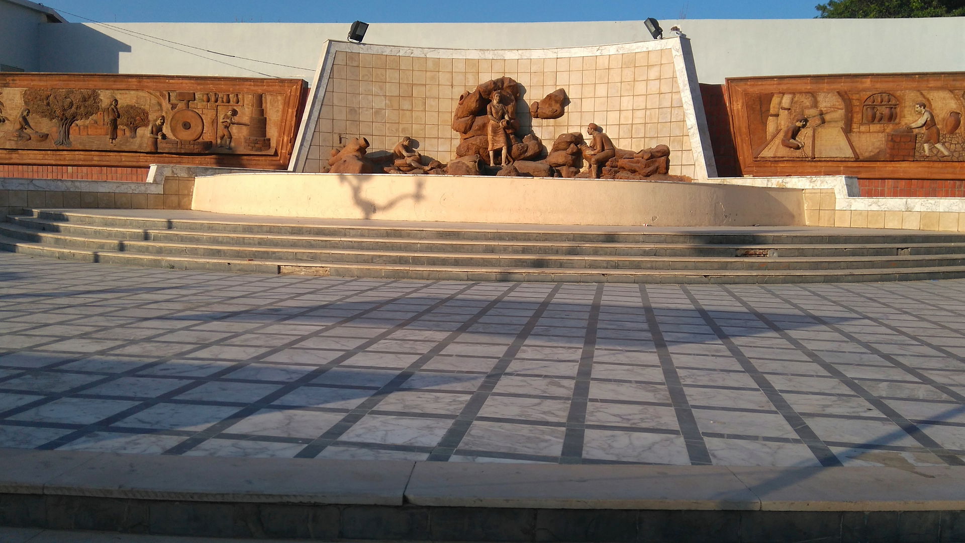 Monument devant la municipalité de Moknine