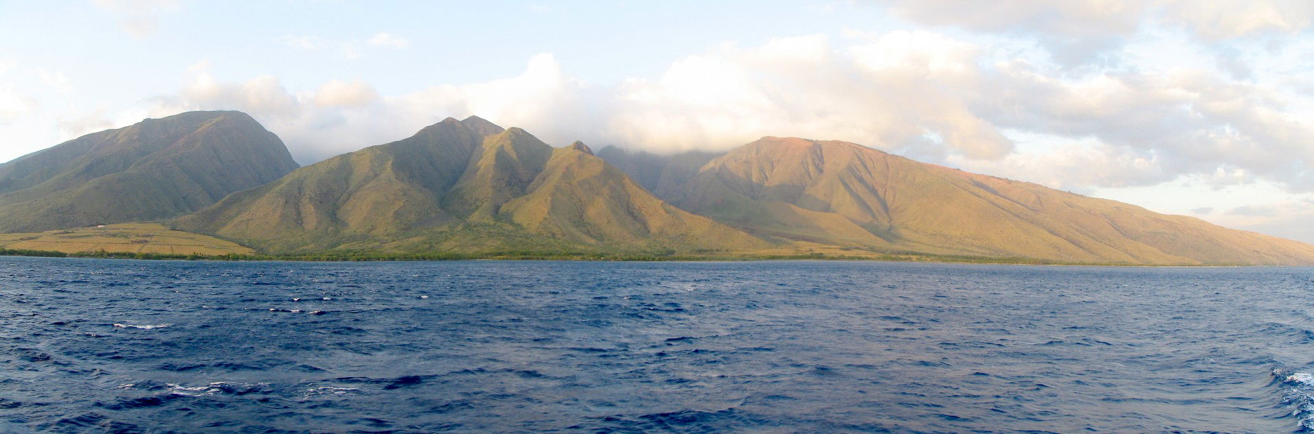 Maui, Hawaii.
Beschreibung: Mauii vom Wasser aus fotografiert …