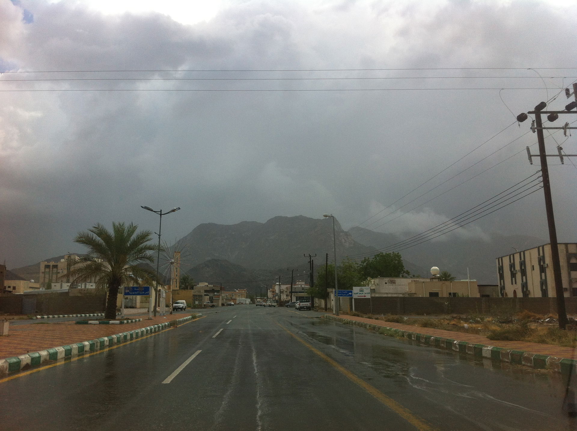 مدخل مدينة ثريبان و يظهر أمامنا جبل حضوضا شامخاً تعلوه السحب