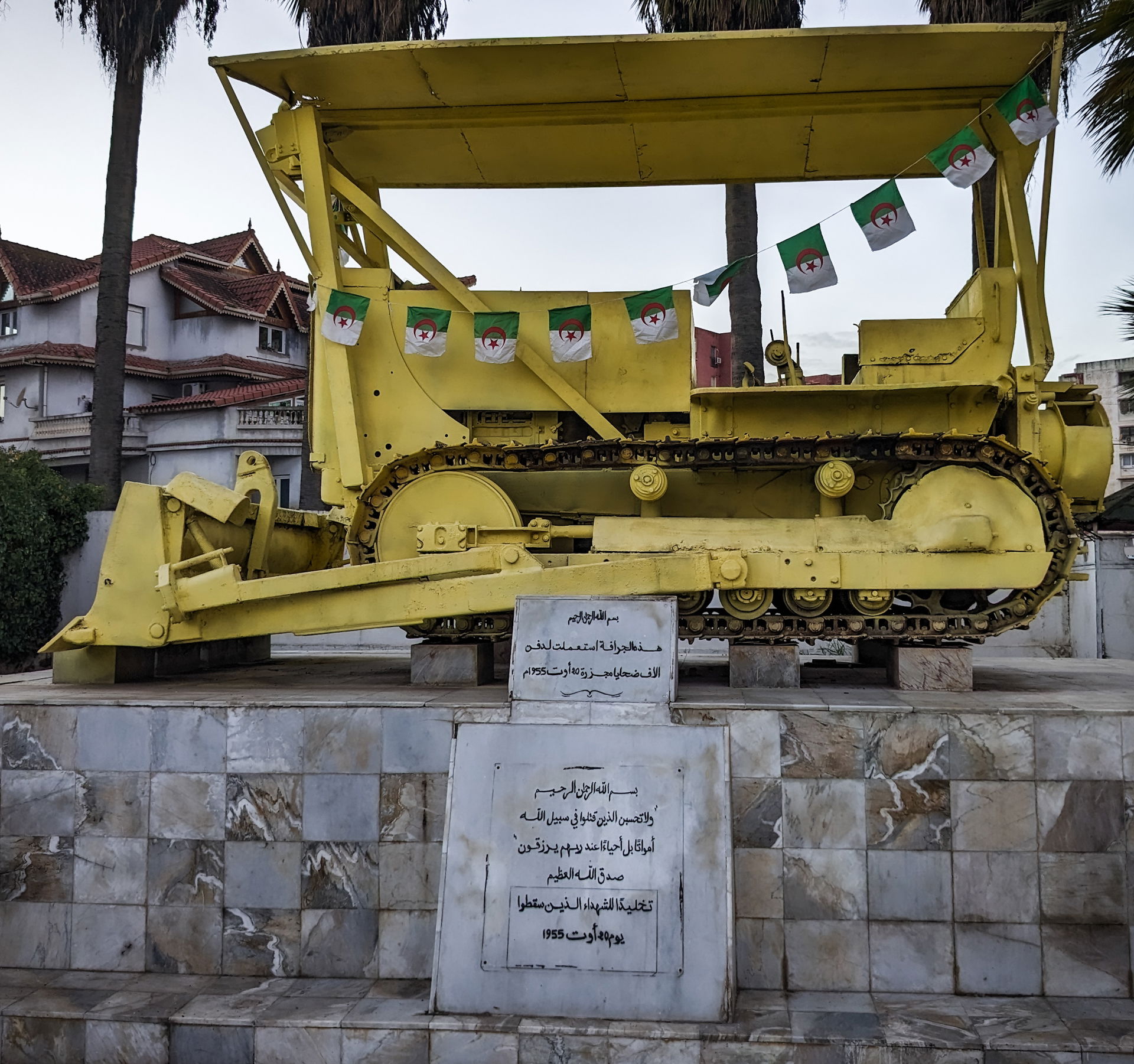 صورة للجرافة التي استعملت في دفن ضحايا مجازر 20 أوت 1955 بولاية…