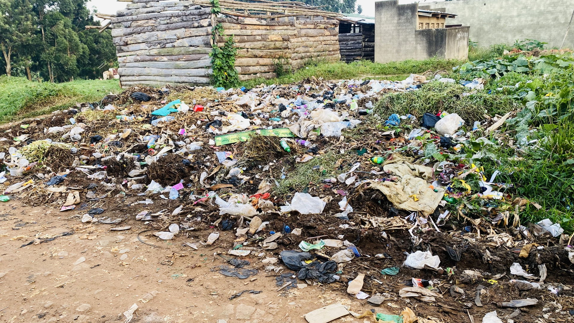 Poor garbage disposal in Kyarushozi town in Kyenjojo district i…