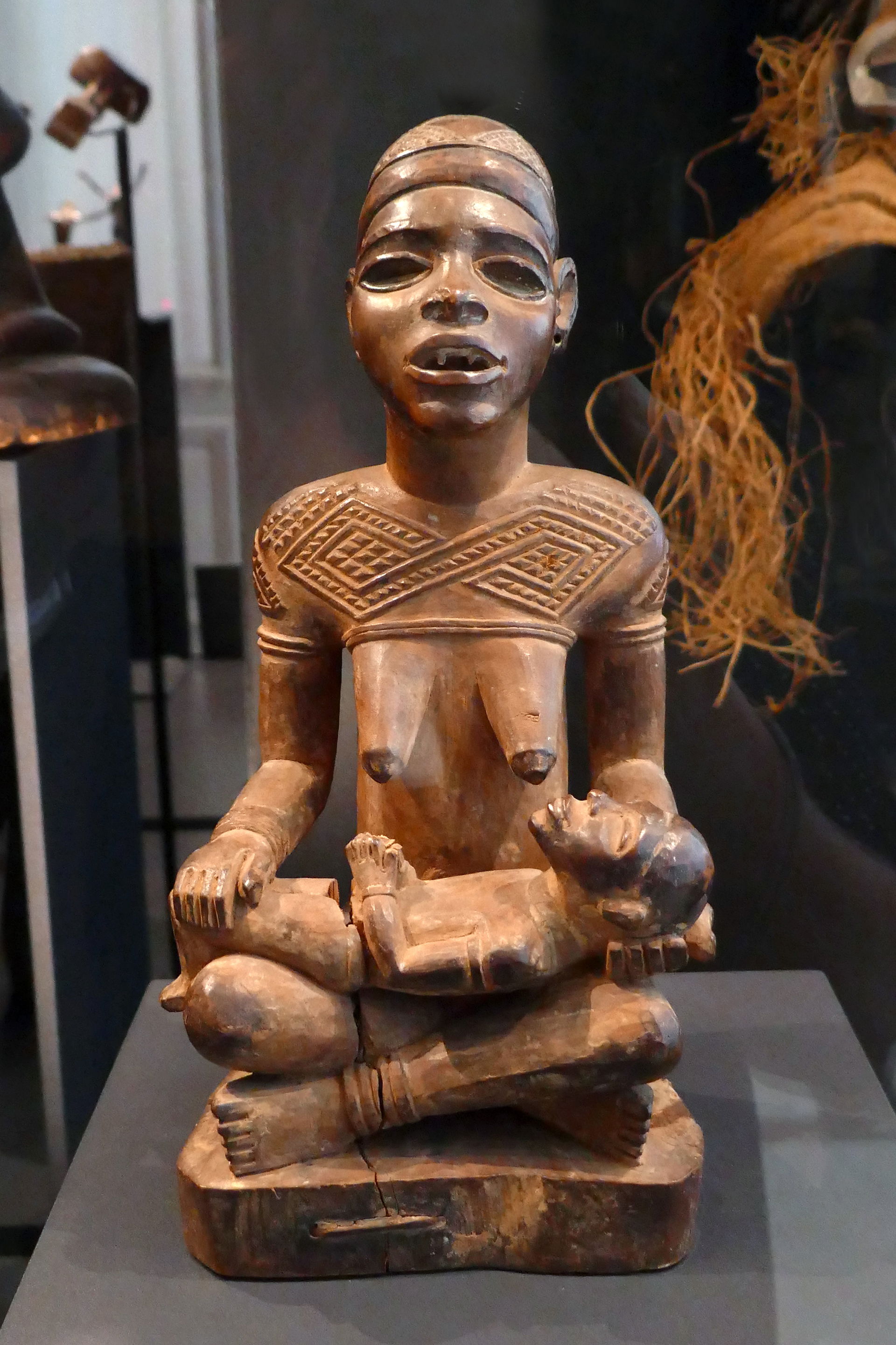 * Maternité Phemba
Artiste : maître de Kasadi, 4e quart du 19e …