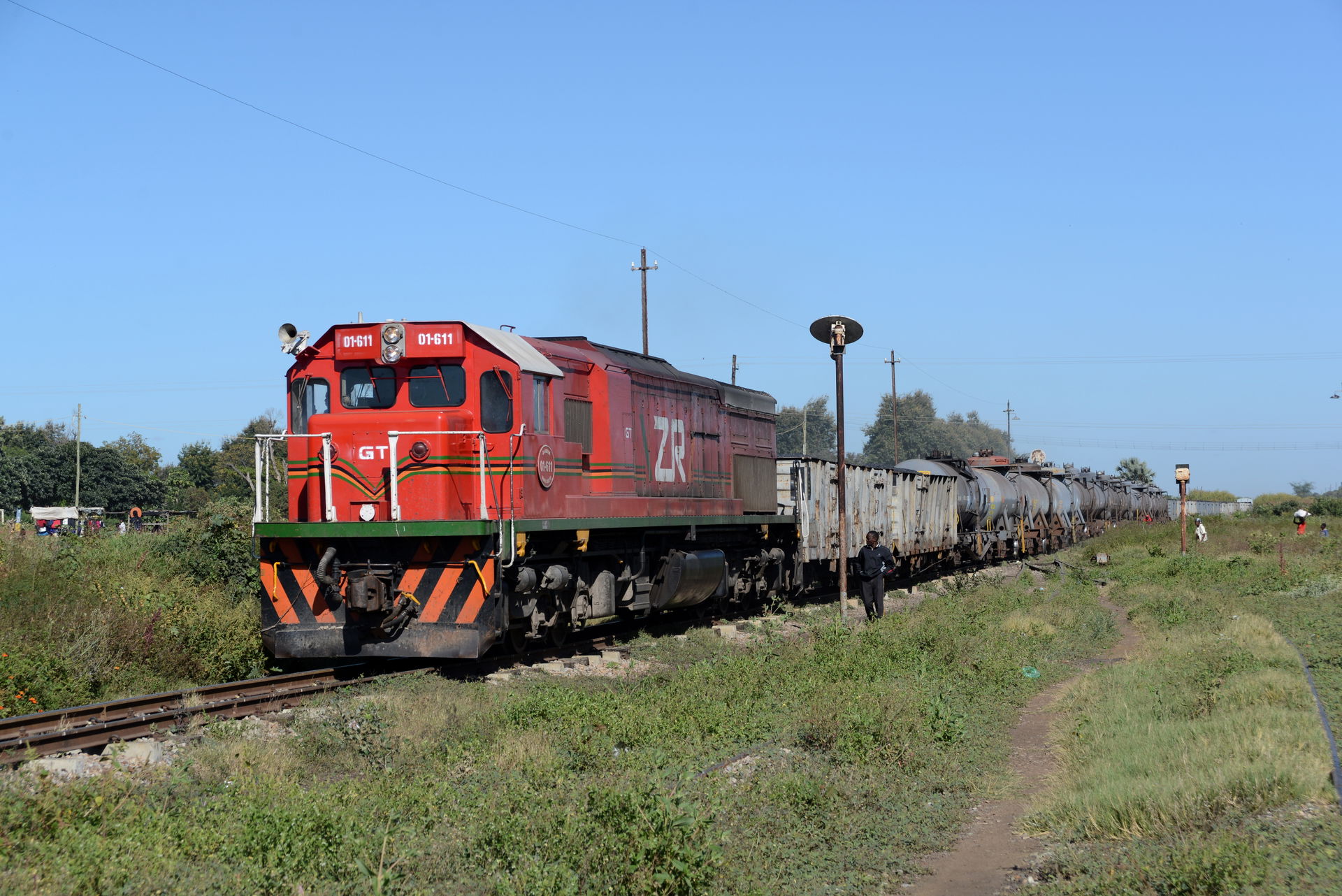 Lok 01-611 mit Güterzug bei der Einfahrt in den Bahnhof Mazabuk…