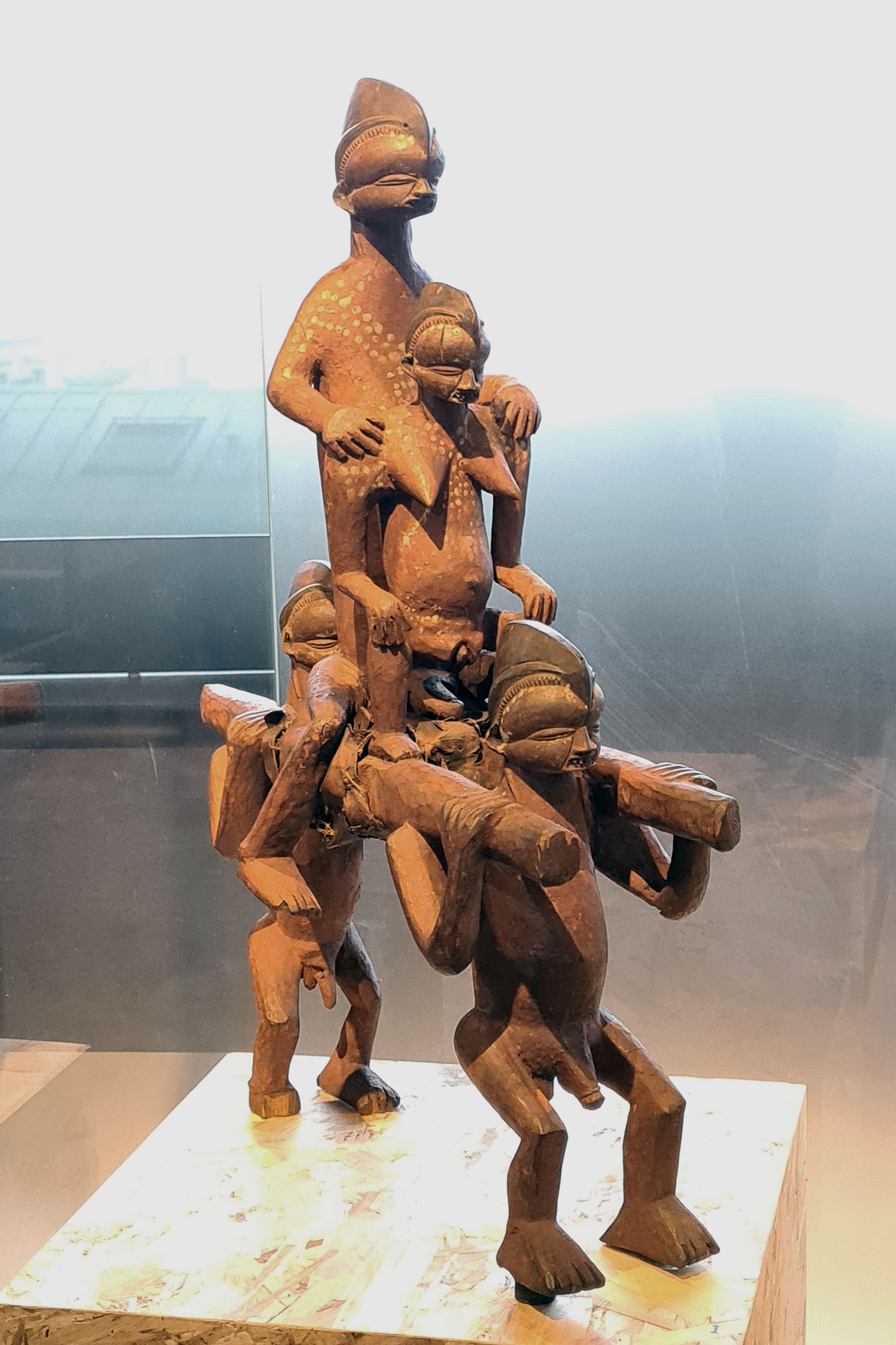 Groupe sculpté Mbala
Bois, pigments, cuir
L'iconographie est ce…