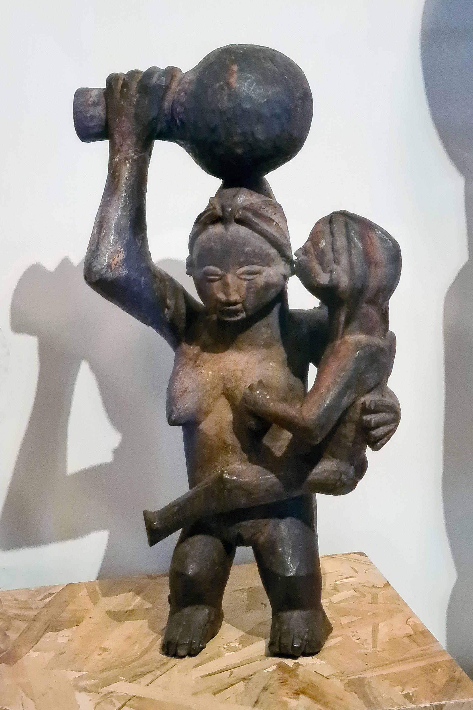 Statuette pindi Mbala.
Figure féminine, avec une jarre pour tra…