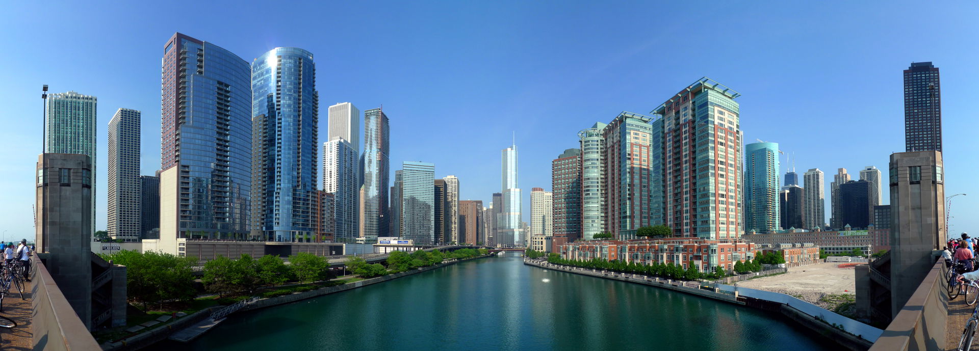 The Chicago River is the south border of the Near North Side an…