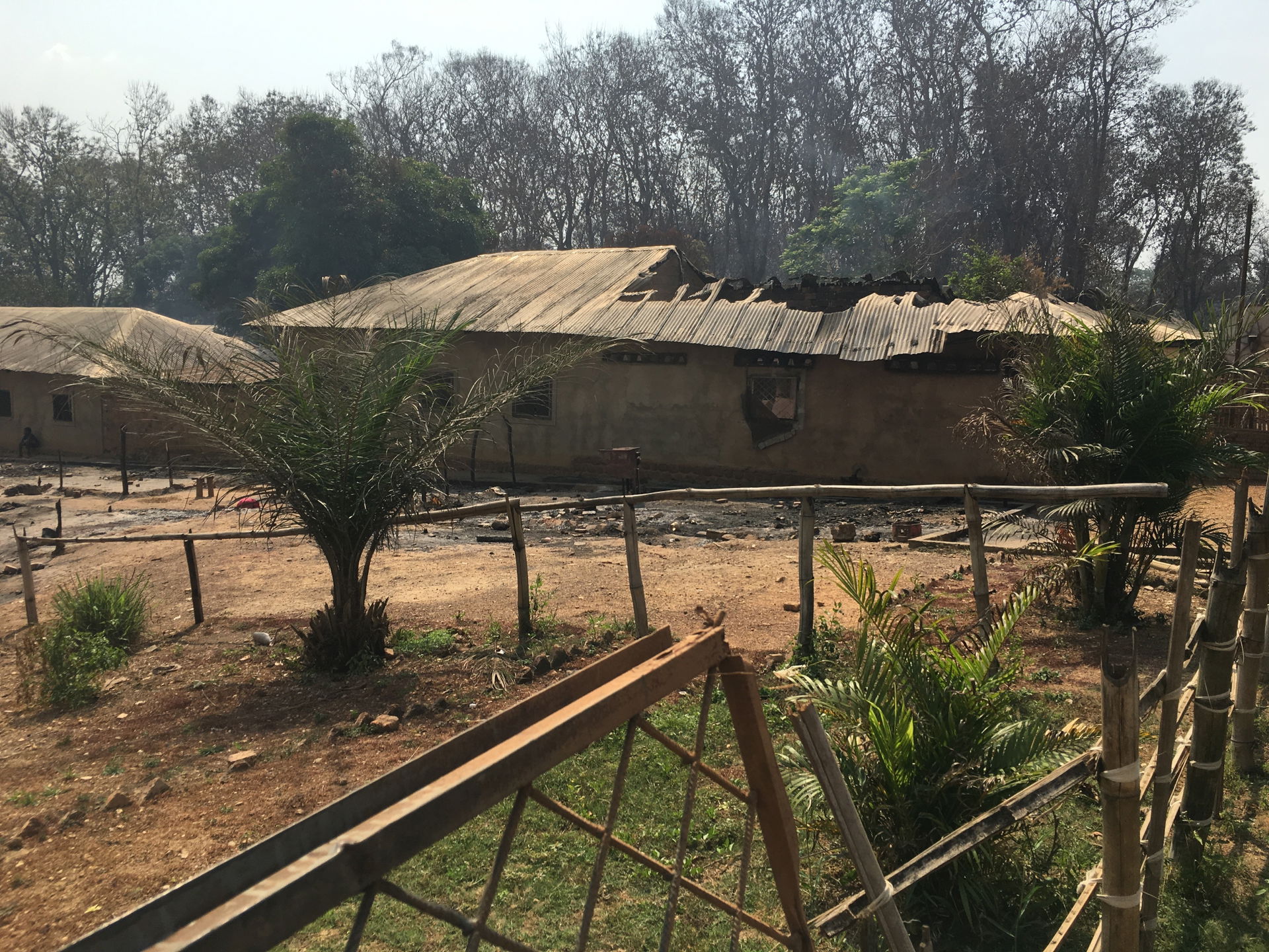 Une maison brûlée lors des attaques à Alindao, Centrafrique, le…