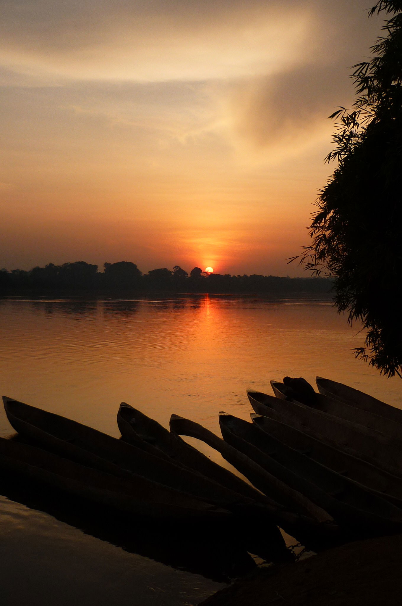 Atardecer sobre el río Mbomou en Bangassou (República Centroafr…
