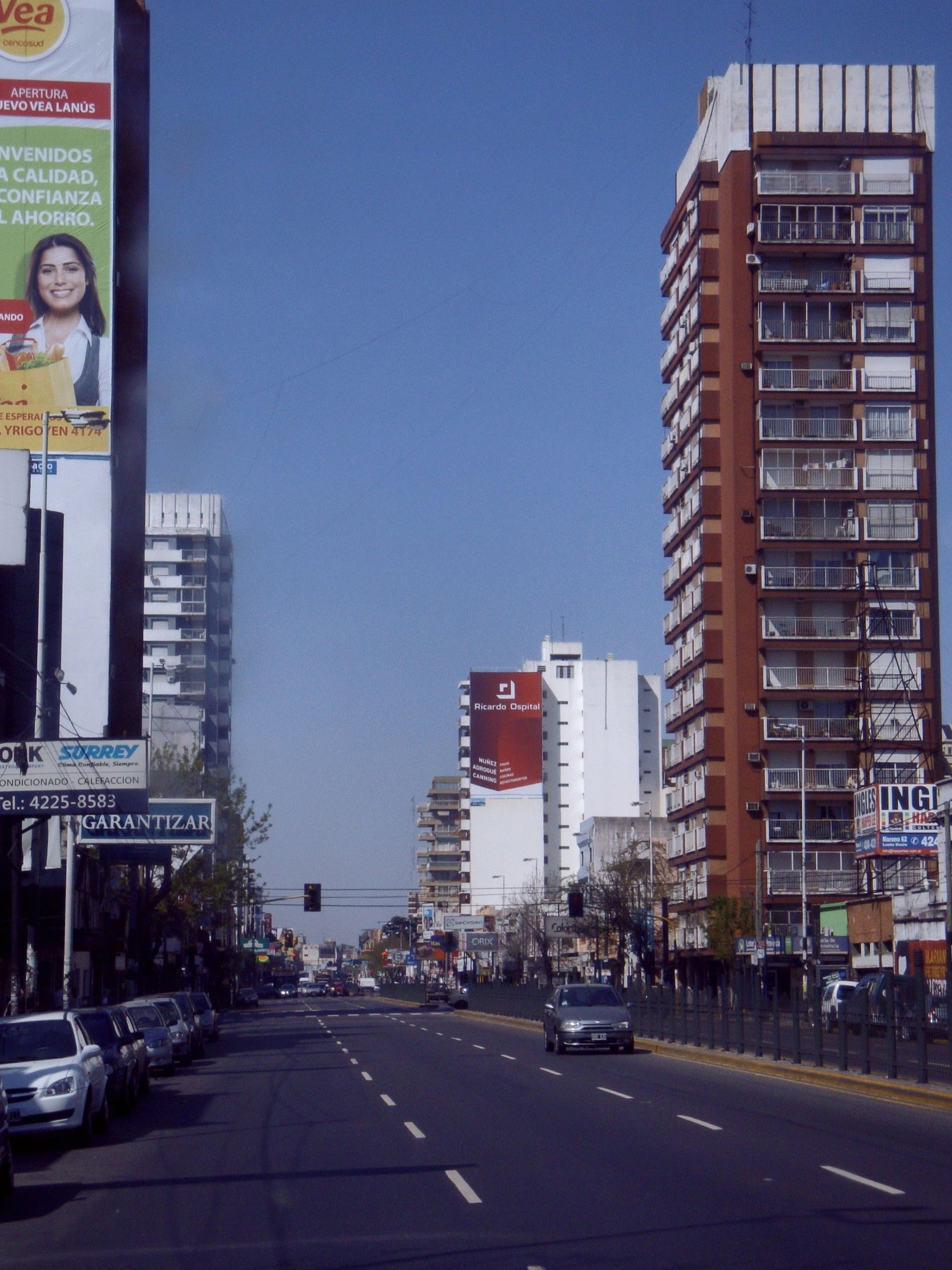 La avenida Hipólito Yrigoyen a la altura de Lanús.
