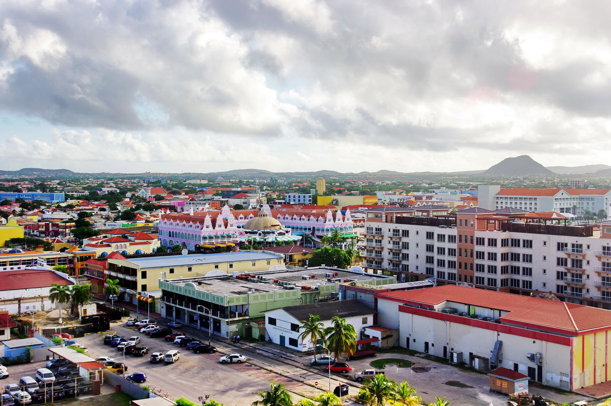 Blick über Oranjestad vom Kreuzfahrthafen