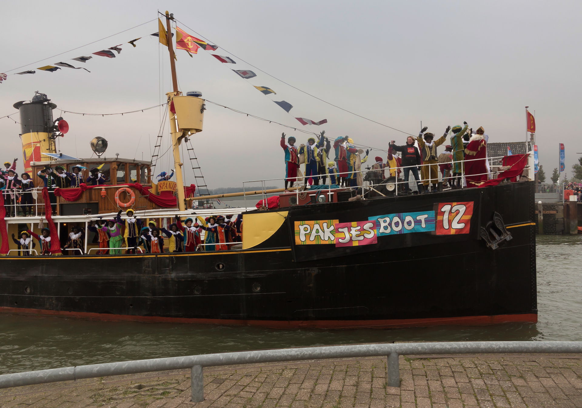 Nationale Intocht Sinterklaas in Maassluis, de Pakjesboot
