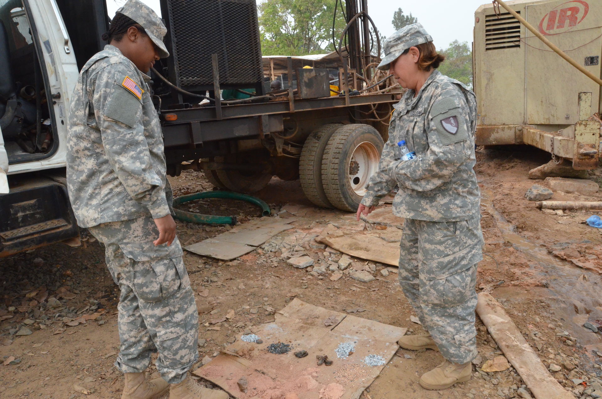 Spc. Philidian Braswell, left, a carpenter from Forsyth, Ga., a…