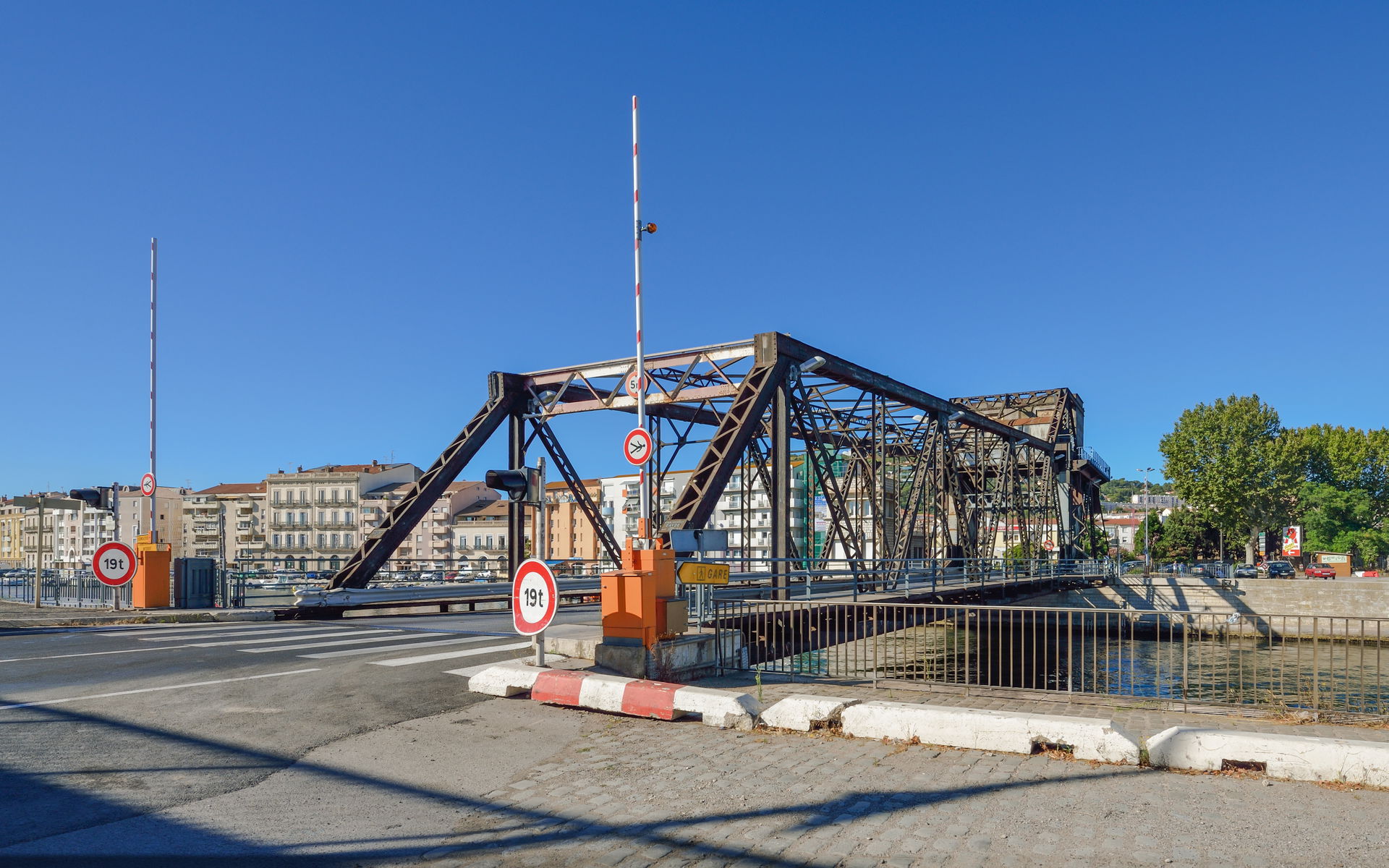 Sadi-Carnot Bridge (1949), bascule bridge in closed position, o…